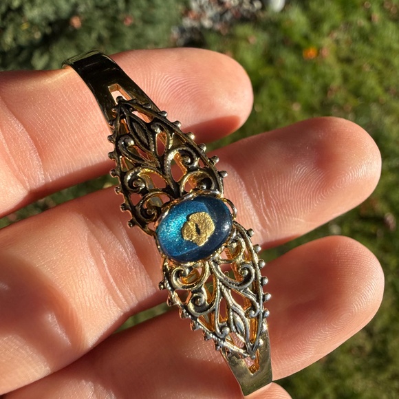 Vintage Cuff Gold Tone Bracelet Unbranded Filigree Art Deco Blue No Markings. - Picture 4 of 10